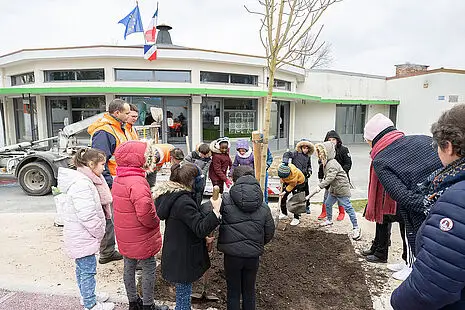 Chantier de re-végétalisation des cours d'école © Châteauroux Métropole